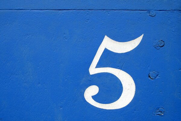 The number five is not a colorful wall