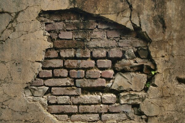 Vbboina en una pared de ladrillo con grietas