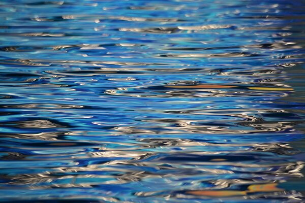 Onde piatte del mare che brillano di luce