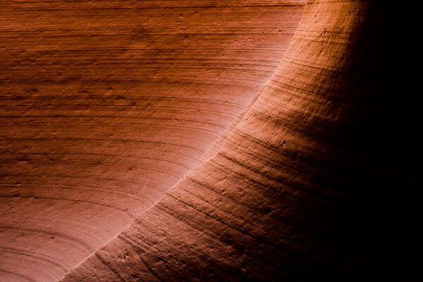 Impresionante foto de un cañón con rayas de capas geológicas