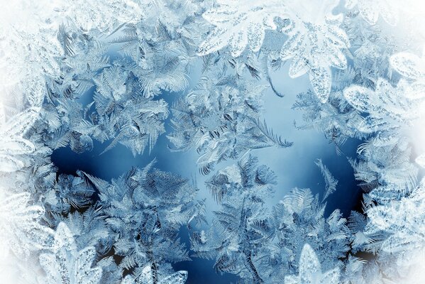 Eisige Muster am Fenster