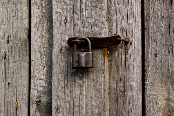 Serrure en métal sur la porte en bois