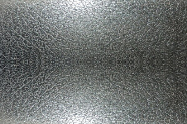 Silbriges Leder mit angenehmer Textur