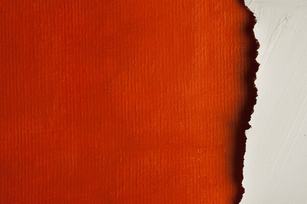 Muro rosso e rottami di cartongesso