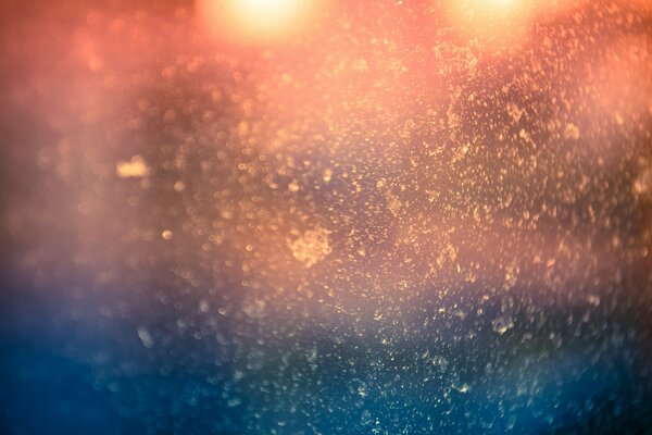 Gouttes d eau dans la couleur de la lumière