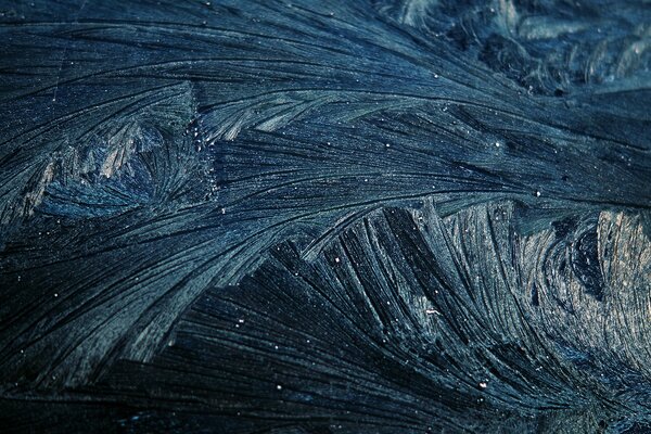 Dessin de givre sur verre gelé