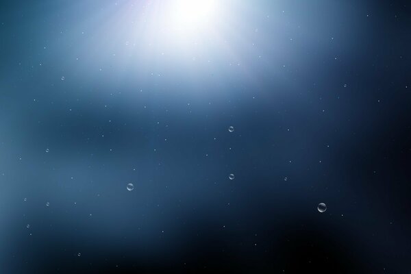 Figura di goccia blu scuro con luce