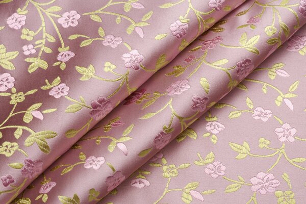 Plis délicats de tissu avec motif floral
