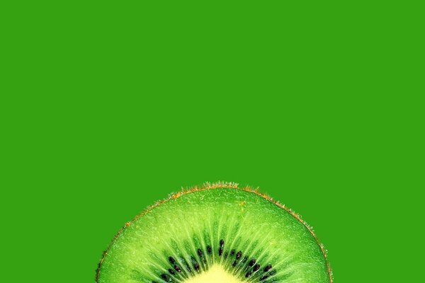 Kiwi succosa Matura brillante su sfondo verde