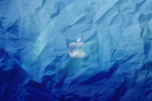 Apple-Marke auf einem zerknitterten blauen Hintergrund