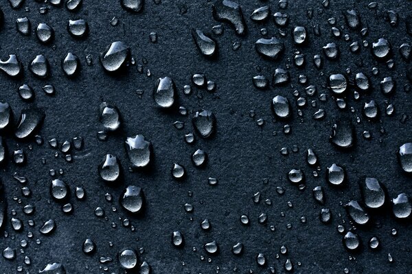 Grandes gotas de agua sobre fondo azul