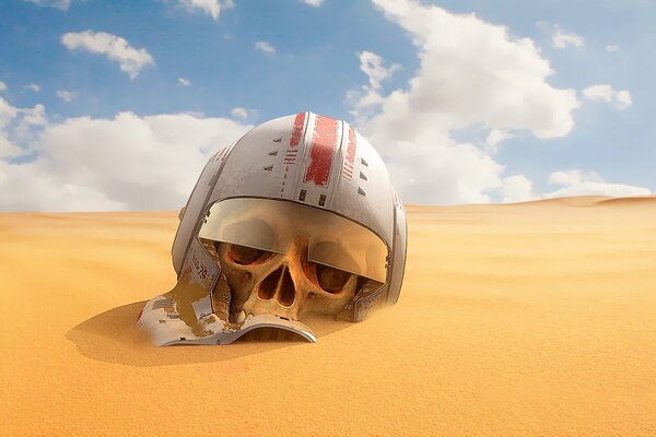 Ein Helm auf einem Schädel, der auf dem Sand in der Wüste liegt