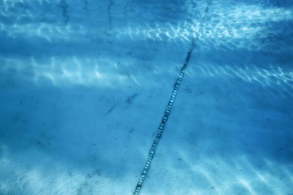 Línea en el agua en el fondo de la piscina