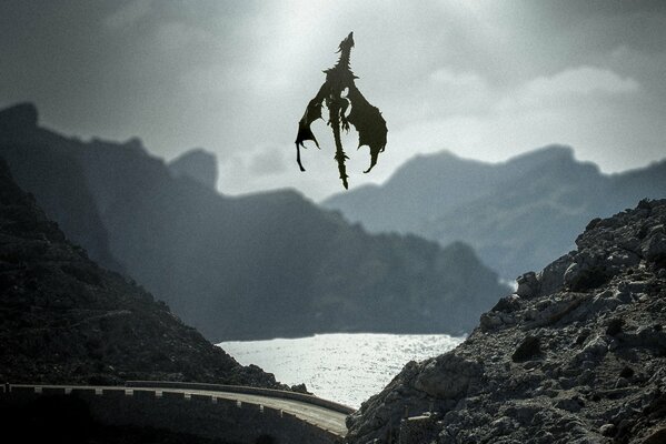 Imagen de un dragón volando por el lago