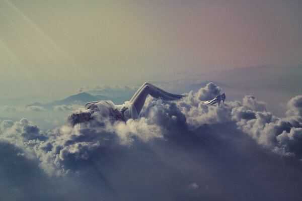 La jeune fille se repose sur un nuage, comme si elle planait