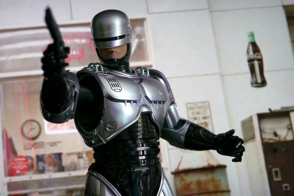 RoboCop con una pistola sullo sfondo dell ufficio