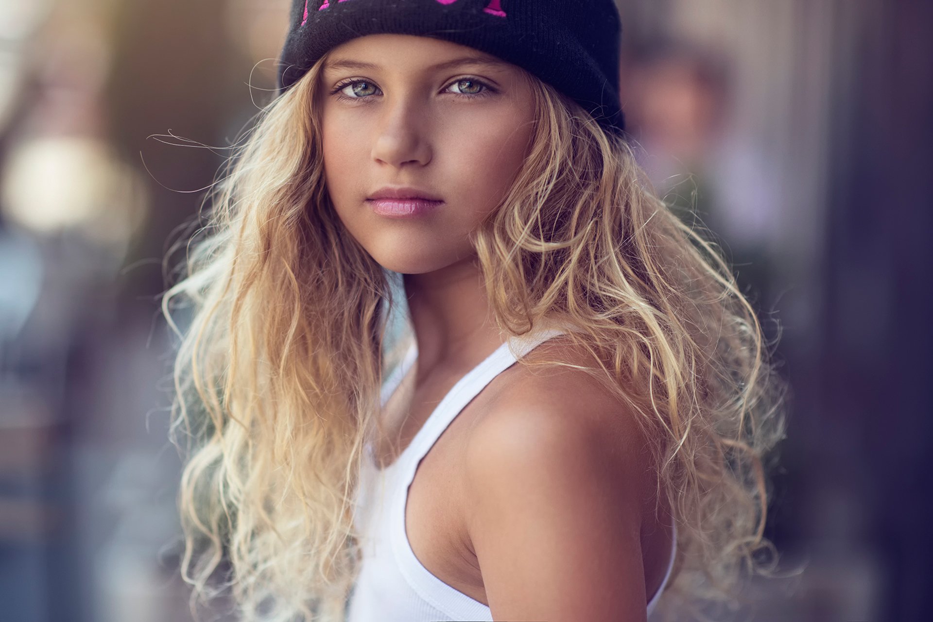 melannia luce naturale ragazza ritratto moda ragazza riccioli beanie