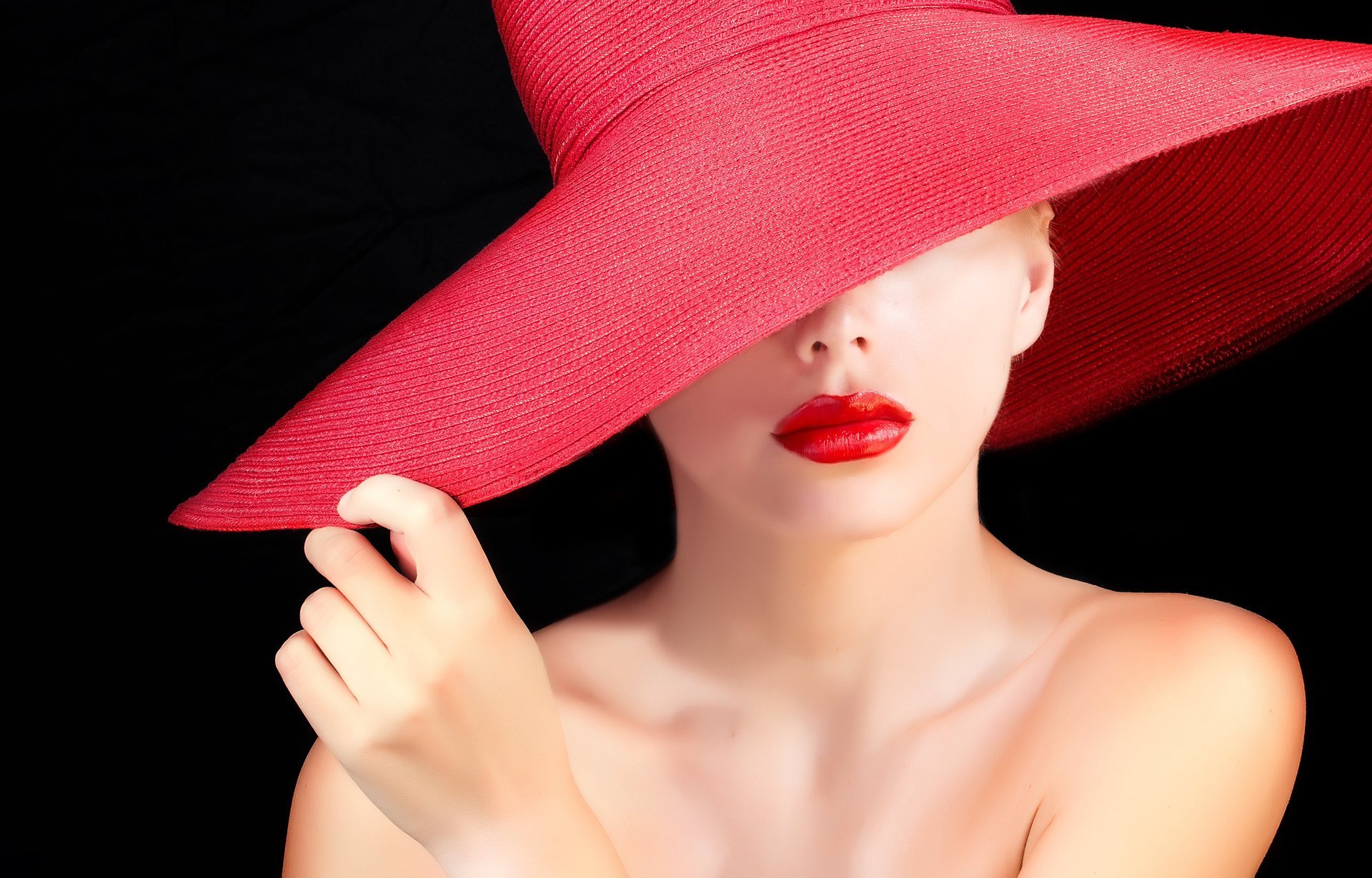 fille modèle visage rouge à lèvres lèvres cou épaules chapeau rouge fond noir