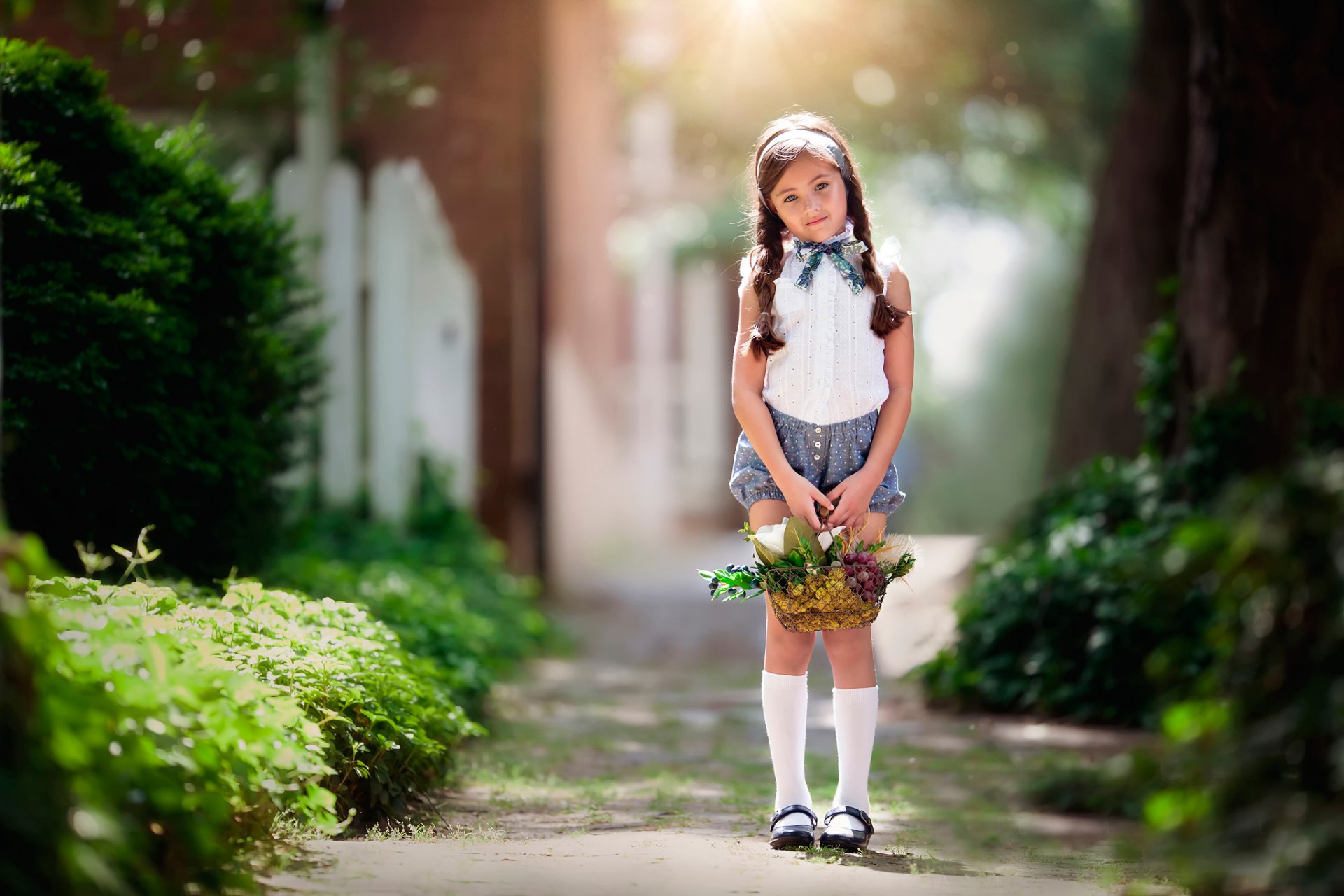 warten kinderfotografie mädchen zöpfen korb sonnenlicht