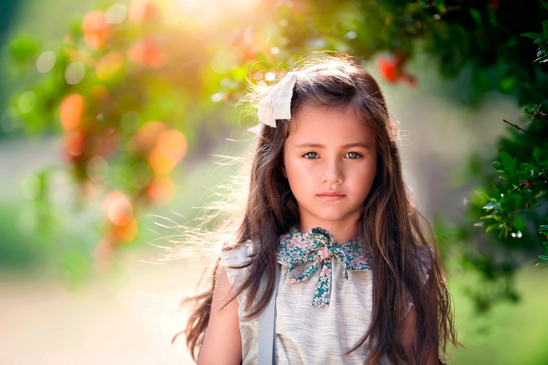 wiatr we włosach dziewczyna fotografia dziecięca portret urok