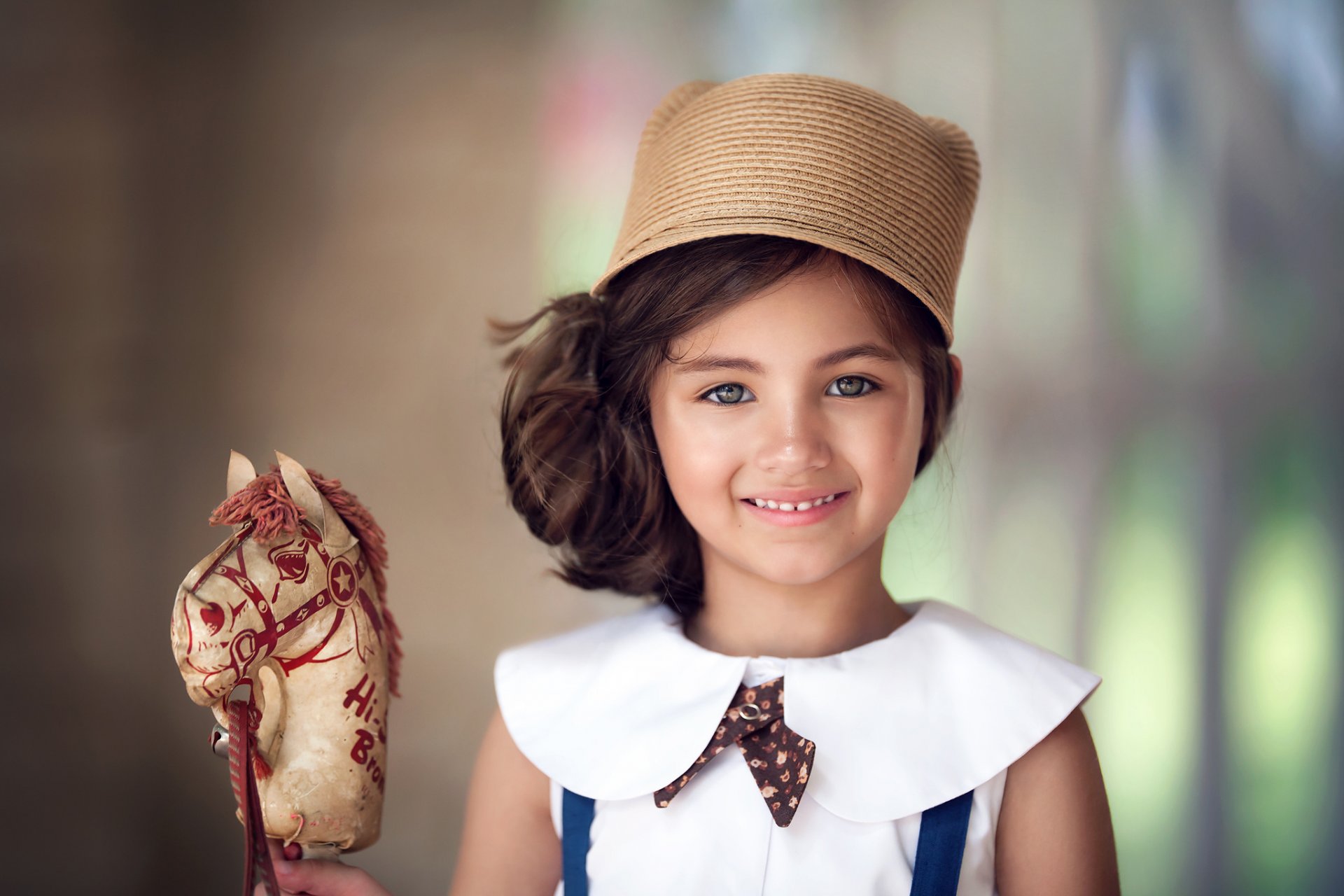 fotografía de niños caballo de juguete vintage chica sombrero caballo