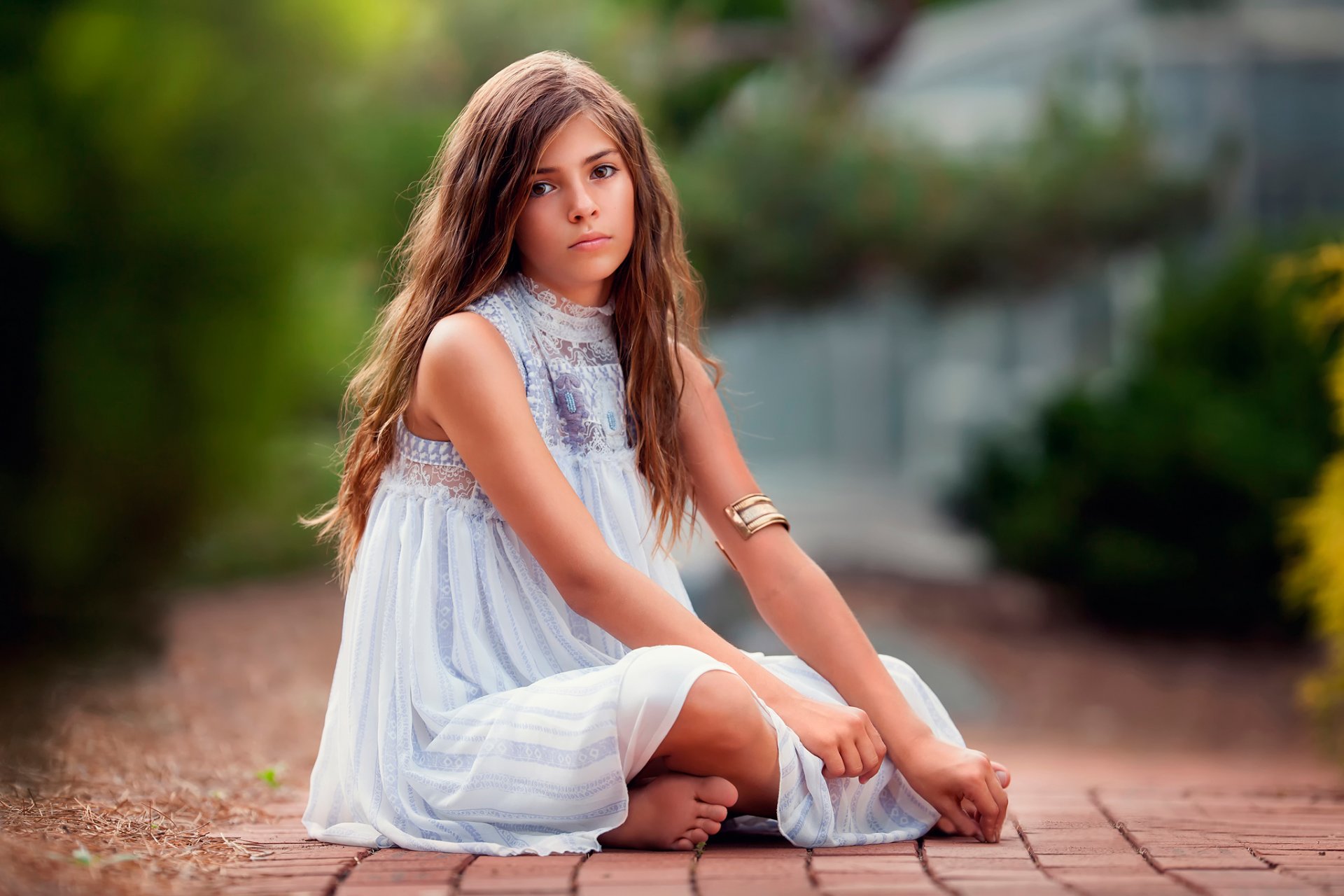 en silencio fotografía de bebé pelo ondulado niña vestido