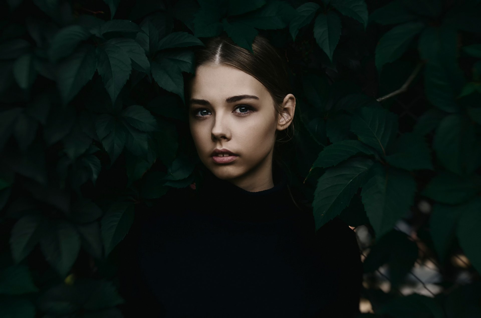 photo de portrait fille bokeh feuilles