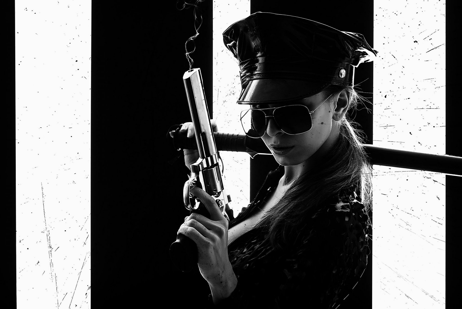 chica policía policía revólver katana gafas blanco y negro