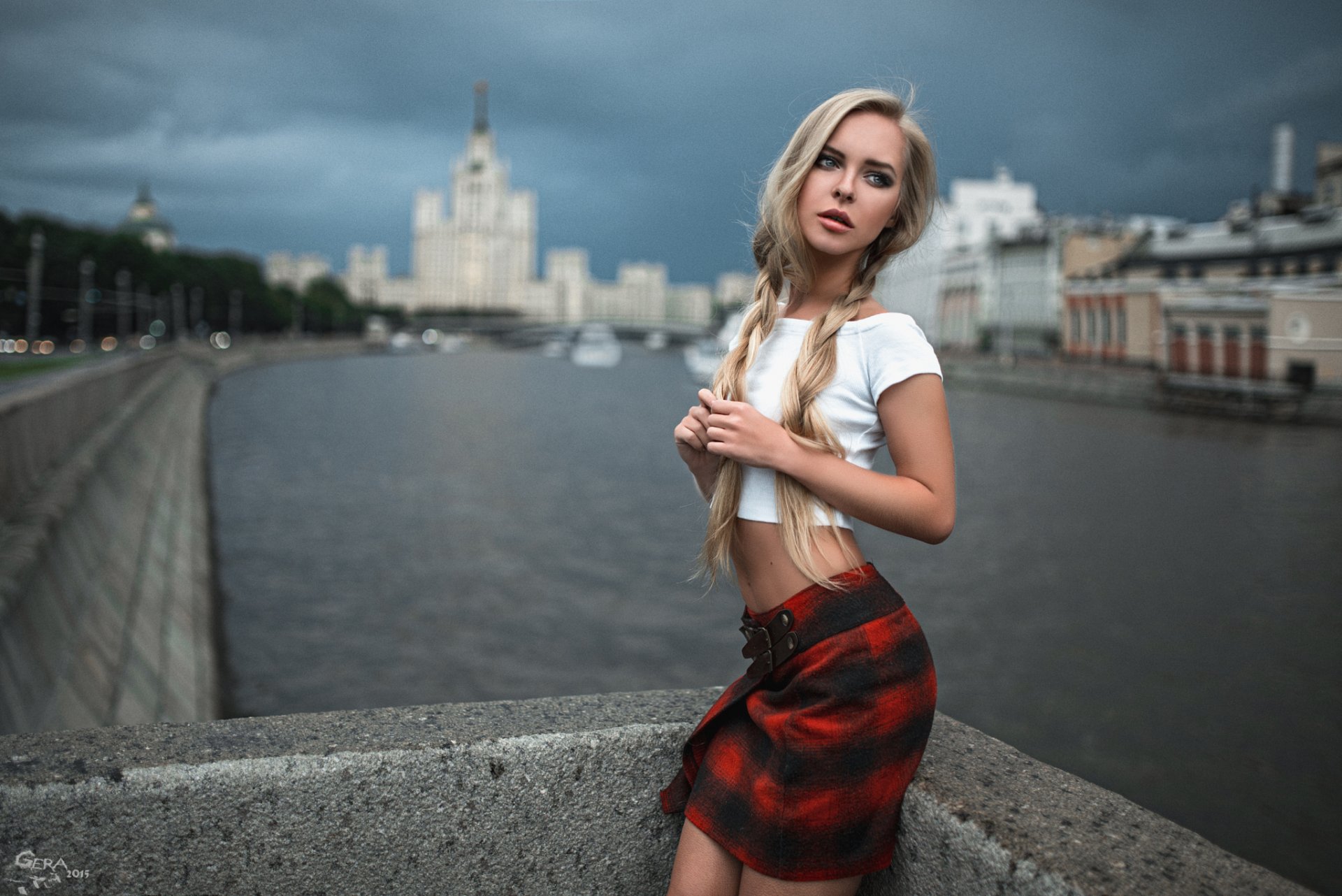 ragazza victoria pichkurova bionda città mosca russia t-shirt breve gonna fiume bokeh capelli lunghi bello chic carino attraente nuvole nuvoloso trecce