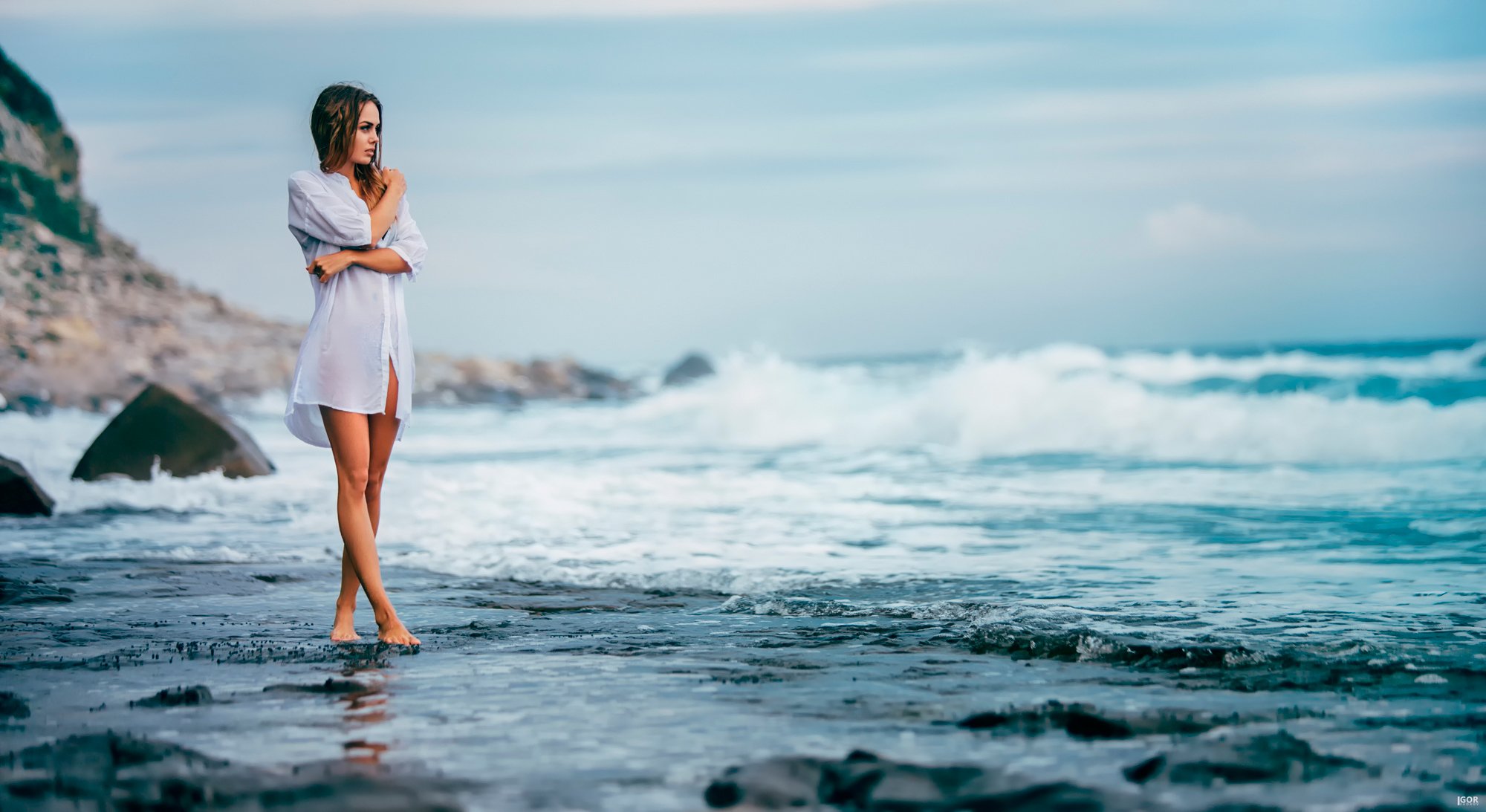 ragazza spiaggia camicia surf igor egorov