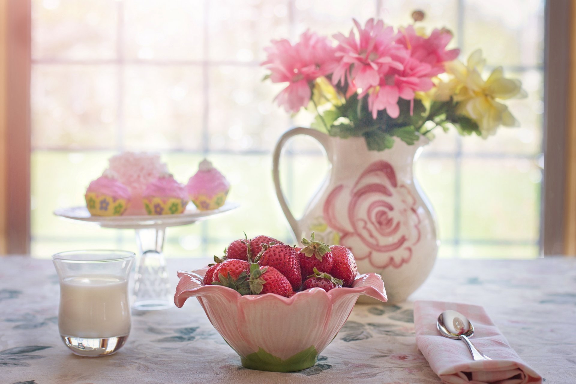 naturaleza muerta mesa tazón bayas fresa vaso leche pasteles flores jarra ventana