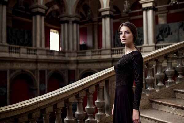 Chica en las escaleras de un enorme castillo