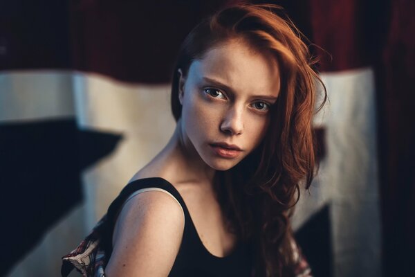 Beau portrait d une fille avec des taches de rousseur