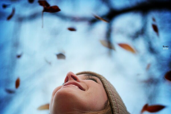 Foto de una chica que se regocija en el otoño