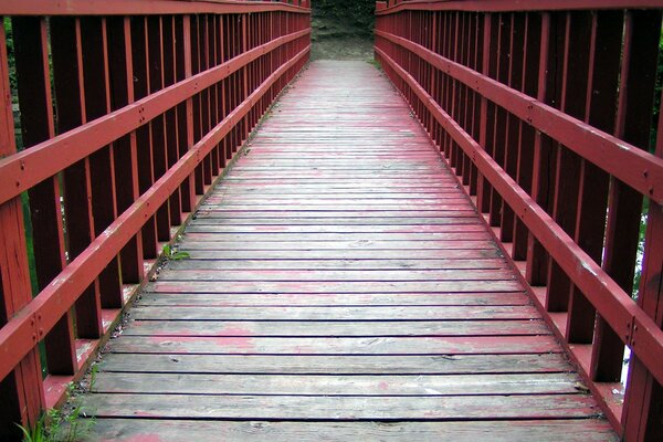 Pont en bois avec main courante en fer