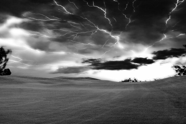 Imagen en blanco y negro de una tormenta en el campo