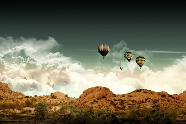 Globos contra el cielo y las montañas