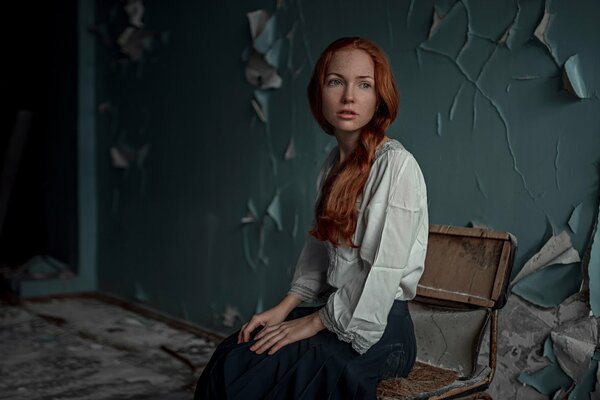 Pensif Rousse fille avec des taches de rousseur