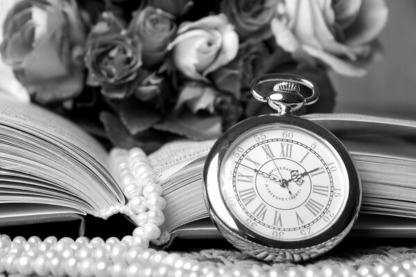 Vintage-Uhr. Buch und Blumen