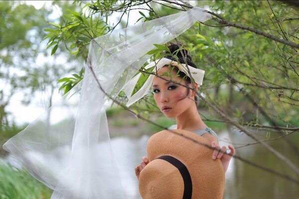 Sesión de fotos de una chica con un sombrero en la naturaleza