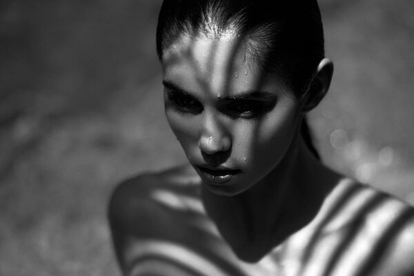 Modelo en fondo blanco y negro. Sombras