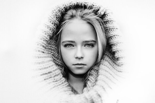 Retrato de una niña en un hermoso Snood