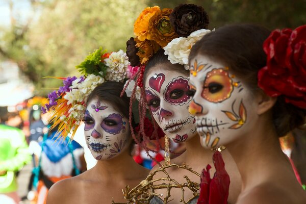 Chicas con caras pintadas y flores en la cabeza