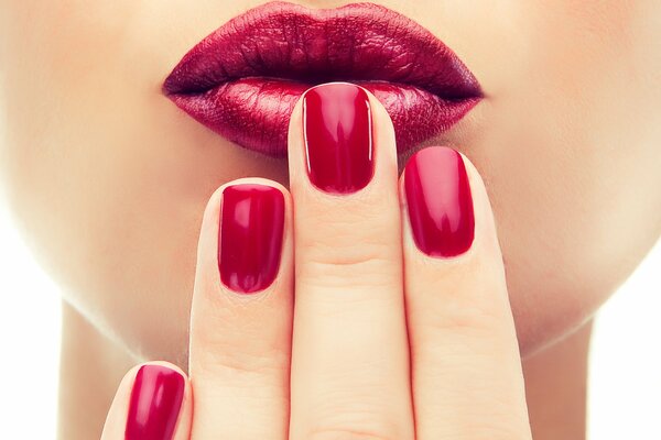 Manicura en color de lápiz labial