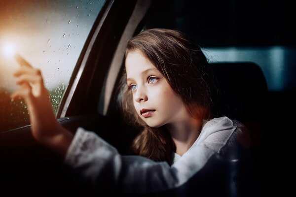 Ojos azules. niña. lluvia. carretera