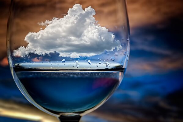 Makro-Glas mit Wolke im Glas