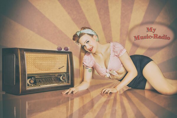 Pin-up mit einem Mädchen im Radio Zeit