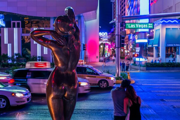 Pareja viendo una noche en las Vegas