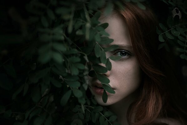 Hermoso retrato de una niña con hojas