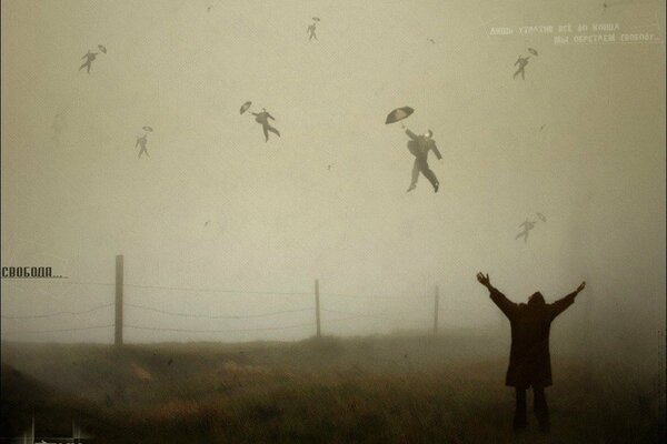 La gente en el cielo con paraguas en la niebla